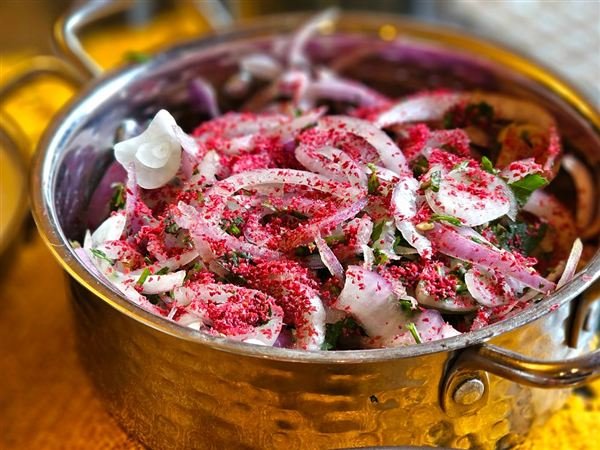 Sumaklı Soğan Salatası